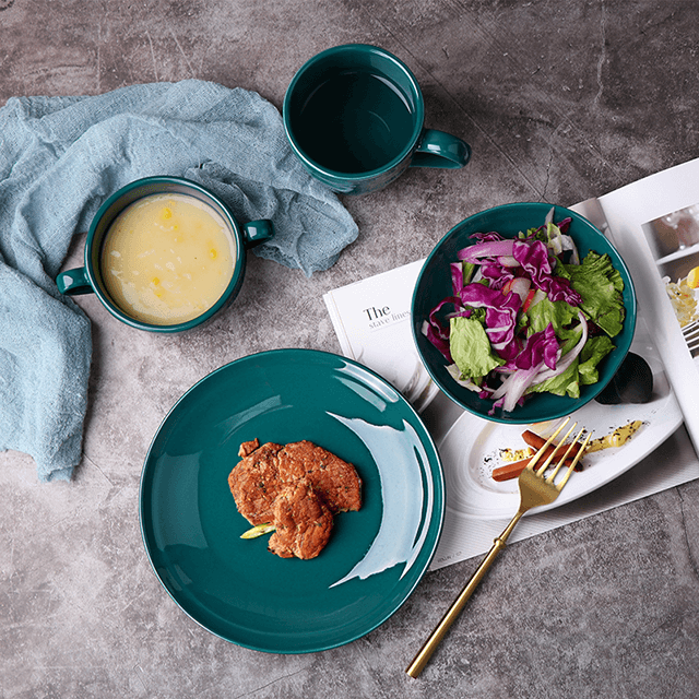 럭셔리 식기류 골드 그린 플레이트 세트 식기 도자기 해피 싱글 디너 세트 호텔 용 광택 세라믹 석기 그릇