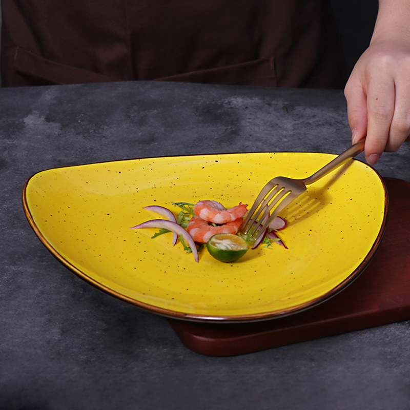 호텔 식사를 위해 놓이는 사기그릇 저녁식사 세트 황색에 의하여 주문을 받아서 만들어지는 식기 세라믹 판