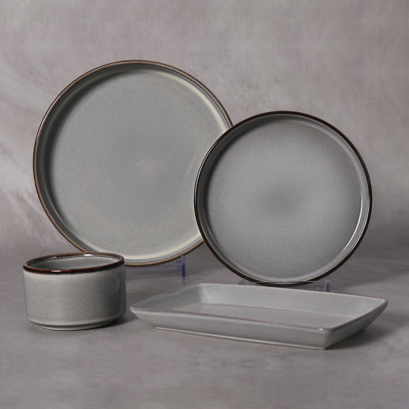 Vajillas 대중음식점은 유약을 바른 큰 접시 접시의 밑에 세라믹 판을 얹습니다