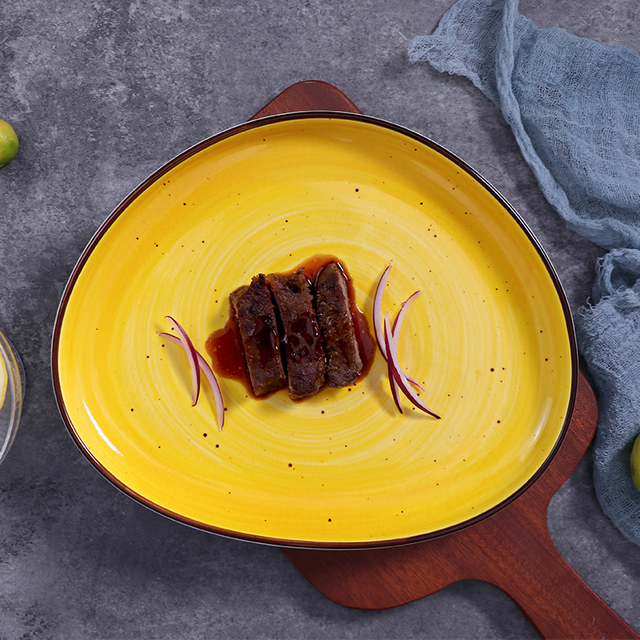 호텔 식사를 위해 놓이는 사기그릇 저녁식사 세트 황색에 의하여 주문을 받아서 만들어지는 식기 세라믹 판